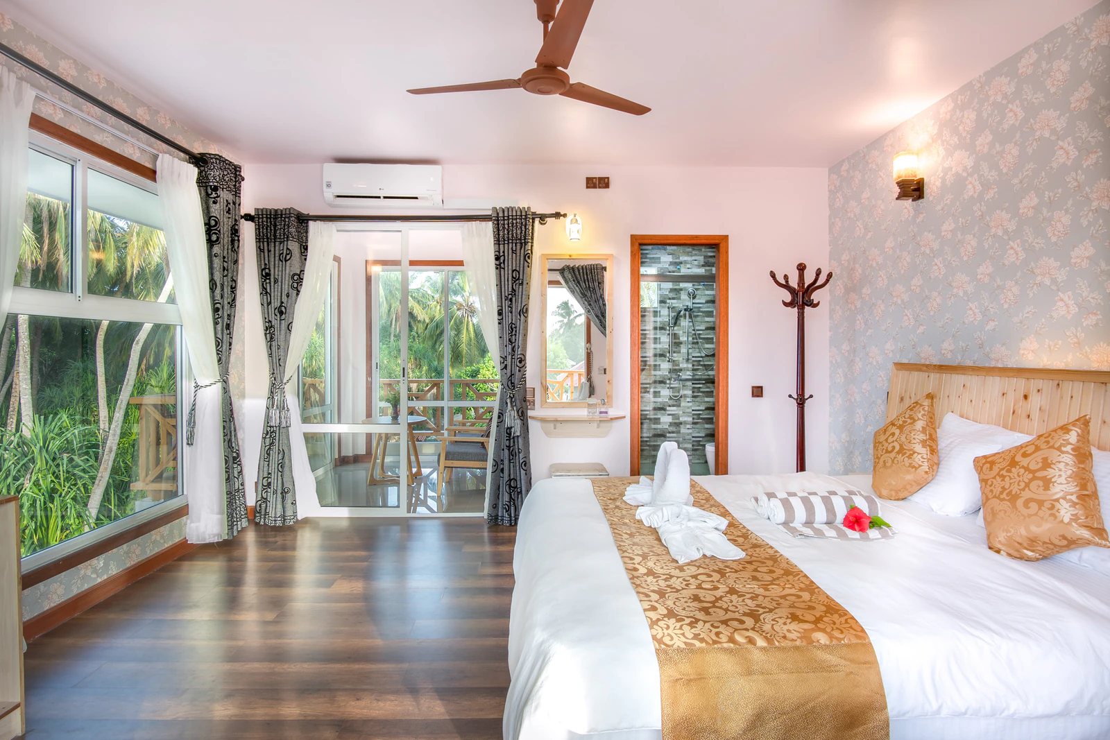 King Room with Balcony at Ostrov Palm Villa